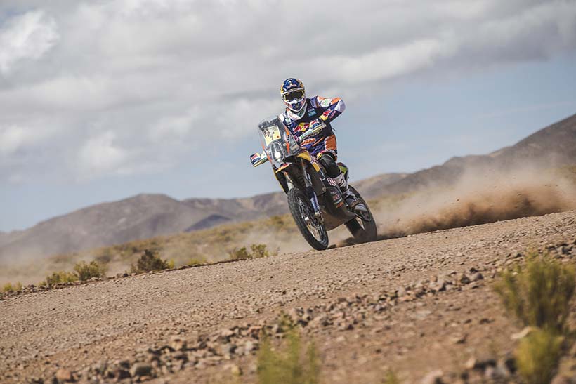 Ο Marc Coma κάνει πορεία στην άμμο προς το Iquique© Flavien Duhamel/Red Bull Content Pool