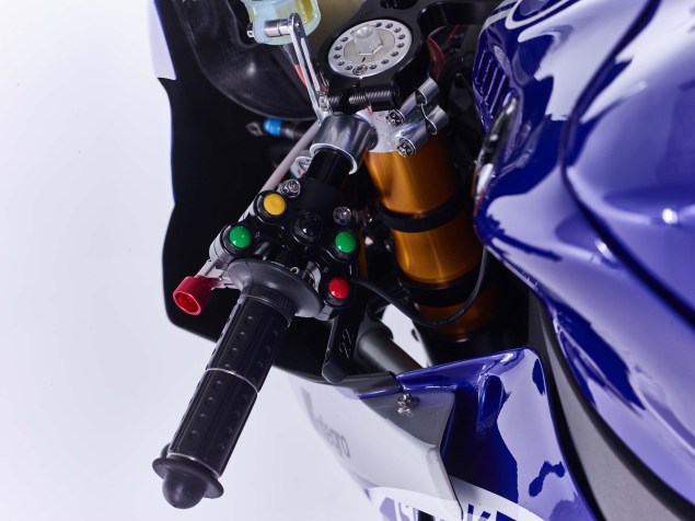 2016-Yamaha-YZF-R1-World-Superbike-15