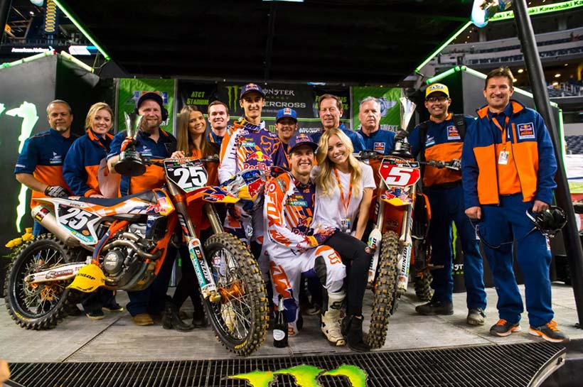 Η Εργοστασιακή Ομάδα Red Bull KTM πανηγυρίζει τις νίκες των Dungey 450SX και Musquin´s 250SX στο Dallas