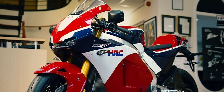 the-first-honda-rc213v-s-handed-over-to-its-new-owner-103222-7