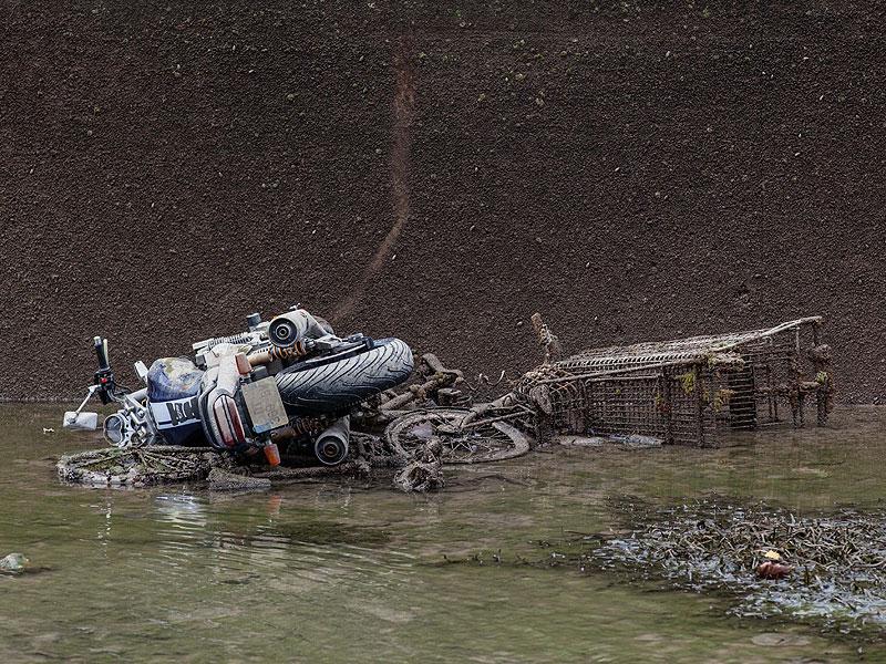 cleaning-the-canal-saint-martin-in-paris-reveals-scooter-and-bike-graveyard_5
