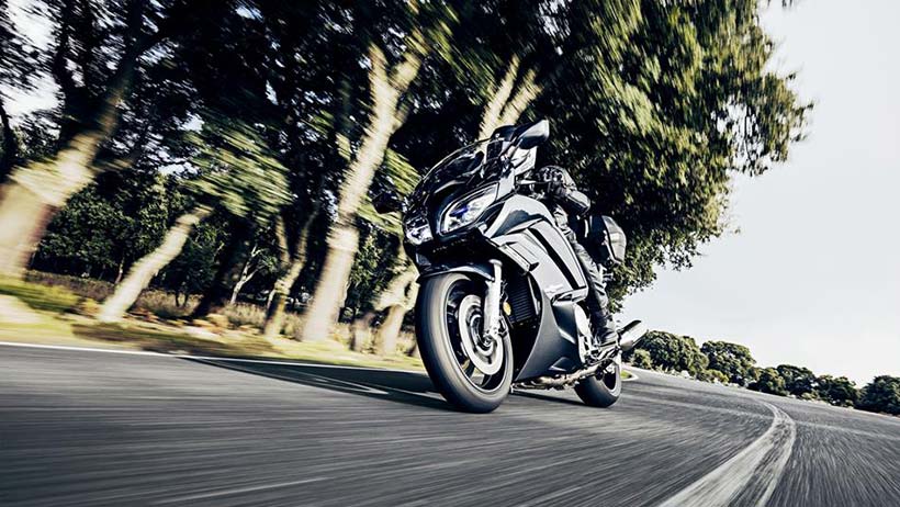 2016-Yamaha-FJR1300A-EU-Tech-Graphite-Action-003
